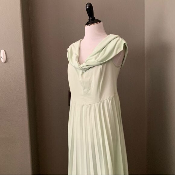 ASOS DESIGN twist front off-the-shoulder pleated maxi dress in sage Mint Green - Picture 6 of 16